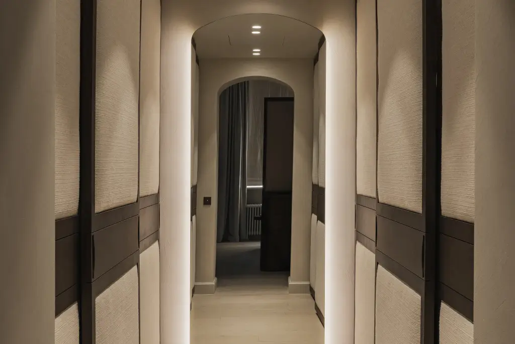 Gang met gestoffeerde kastenwand en boogvormige doorgang, Herenhuis in Brugge, interieur Laura Calleeuw
