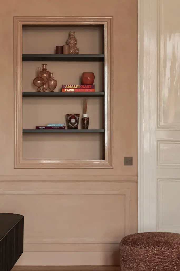 Inbouwnis met donkere planken en kleurrijke vazen in de salon, Herenhuis in Brugge, interieur Laura Calleeuw