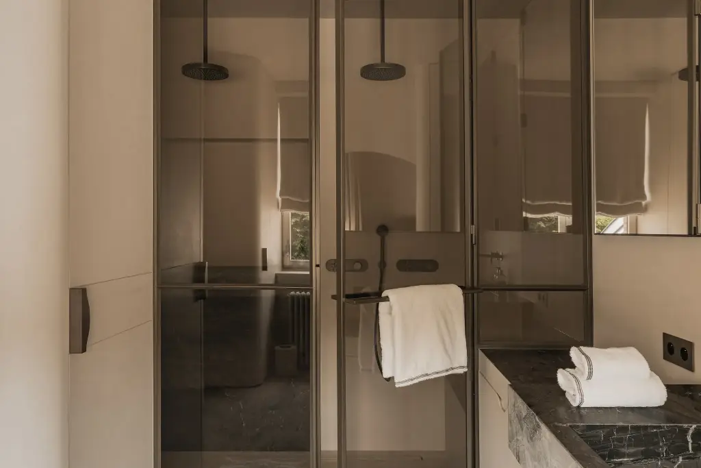 Douche met stalen glaswand en dubbele regendouche, Herenhuis in Brugge, interieur Laura Calleeuw