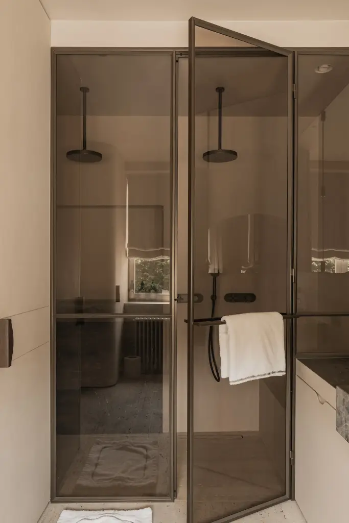 Douche met stalen glaswand en dubbele regendouche, Herenhuis in Brugge, interieur Laura Calleeuw