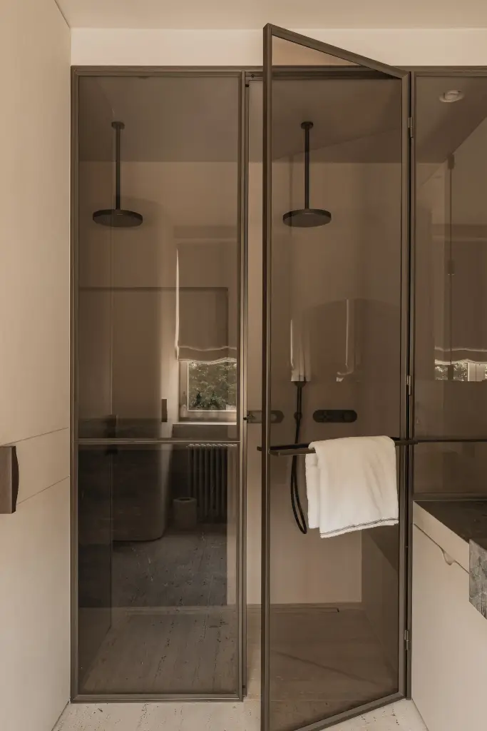 Douche met stalen glaswand en dubbele regendouche, Herenhuis in Brugge, interieur Laura Calleeuw