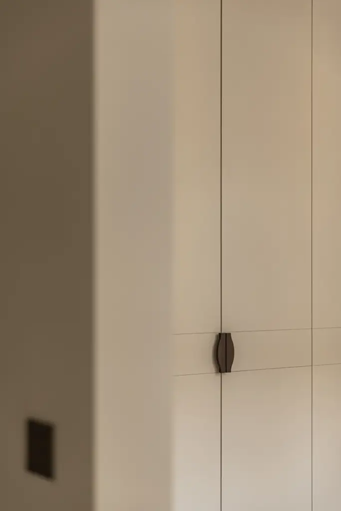 Detail van kastdeuren met bronzen handgreep, Herenhuis in Brugge, interieur Laura Calleeuw