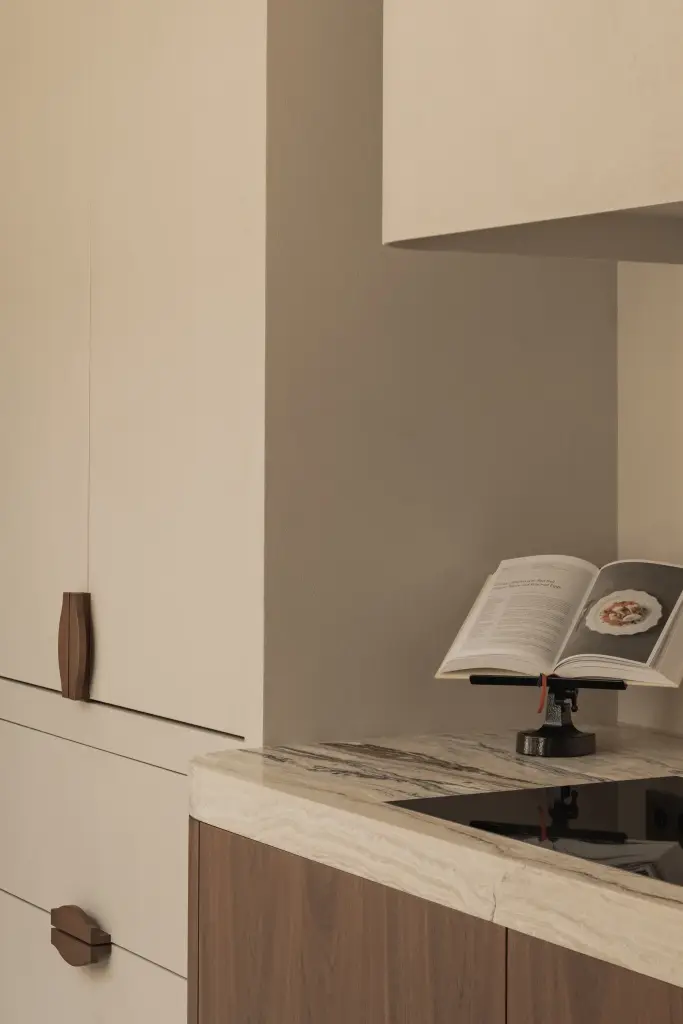 Keuken met kookboek op standaard, spoelbak en afgeronde afzuigkap, Herenhuis in Brugge, interieur Laura Calleeuw