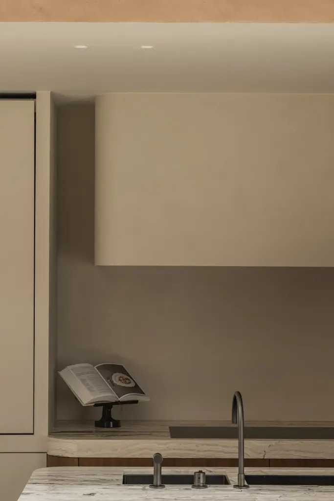 Keuken met kookboek op standaard, spoelbak en afgeronde afzuigkap, Herenhuis in Brugge, interieur Laura Calleeuw