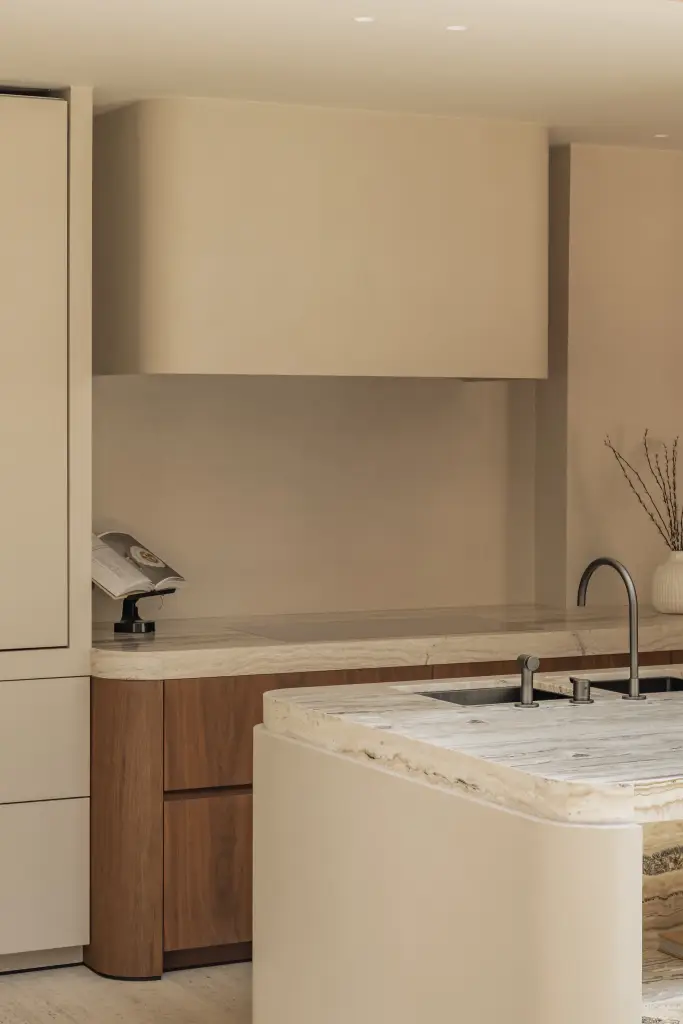 Keuken met kookboek op standaard, spoelbak en afgeronde afzuigkap, Herenhuis in Brugge, interieur Laura Calleeuw
