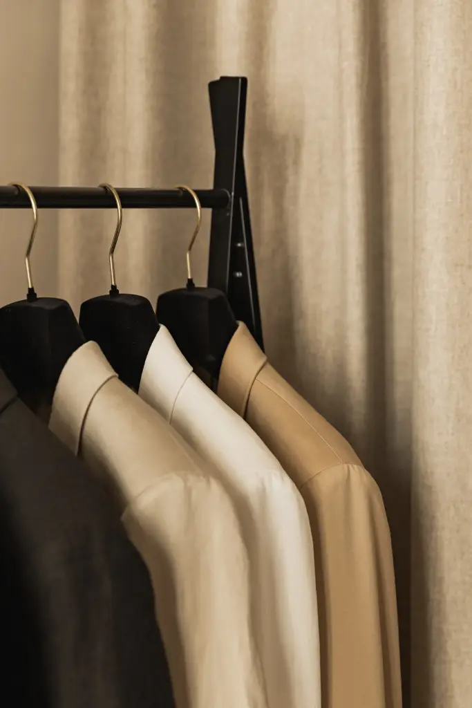 Kledingrek met blazers in zwart en beige tinten, Herenhuis in Brugge, interieur Laura Calleeuw