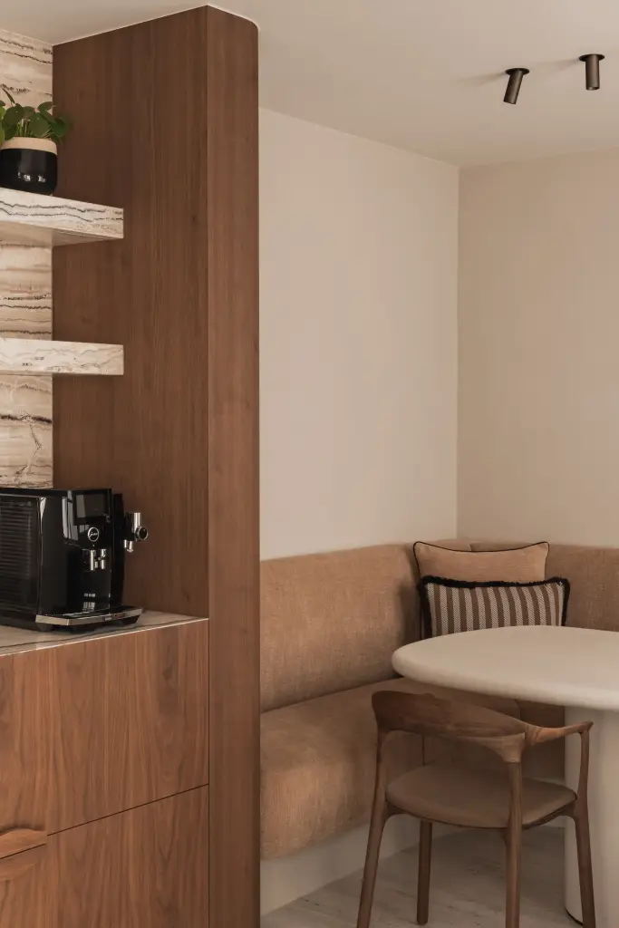 Koffiehoek in walnoot met onyx nis en eethoek met ronde zitbank, Herenhuis in Brugge, interieur Laura Calleeuw