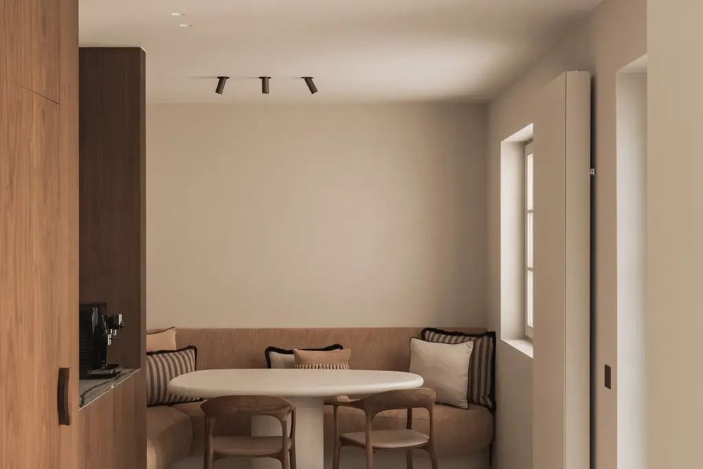 Koffiehoek in walnoot met onyx nis en eethoek met ronde zitbank, Herenhuis in Brugge, interieur Laura Calleeuw