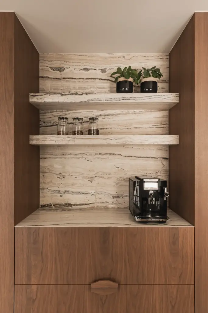 Koffiehoek met onyx nis, planken en koffiemachine in walnoot, Herenhuis in Brugge, interieur Laura Calleeuw