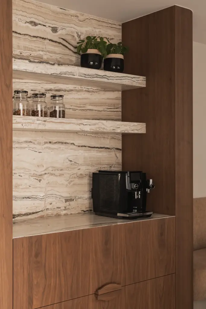 Koffiehoek met onyx nis, planken en koffiemachine in walnoot, Herenhuis in Brugge, interieur Laura Calleeuw