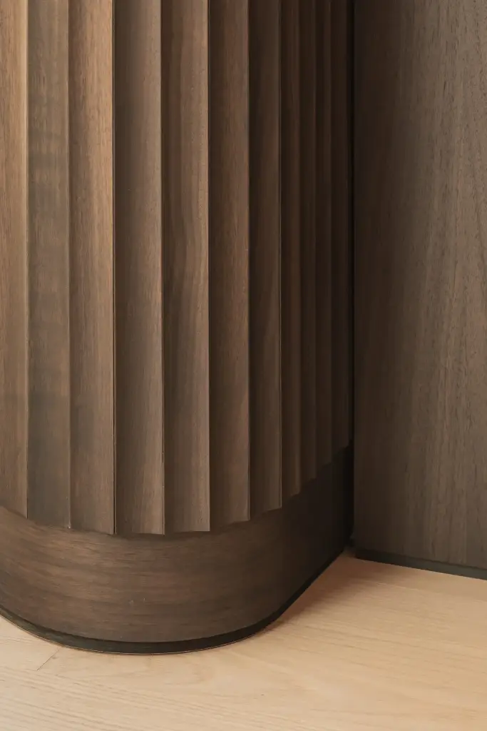 Detail van een gebogen lamellenfront in donker hout, Herenhuis in Brugge, interieur Laura Calleeuw