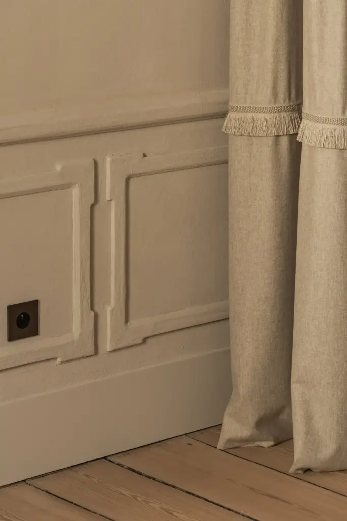 Linnen gordijn met franjes naast klassieke lambrisering, Herenhuis in Brugge, interieur Laura Calleeuw