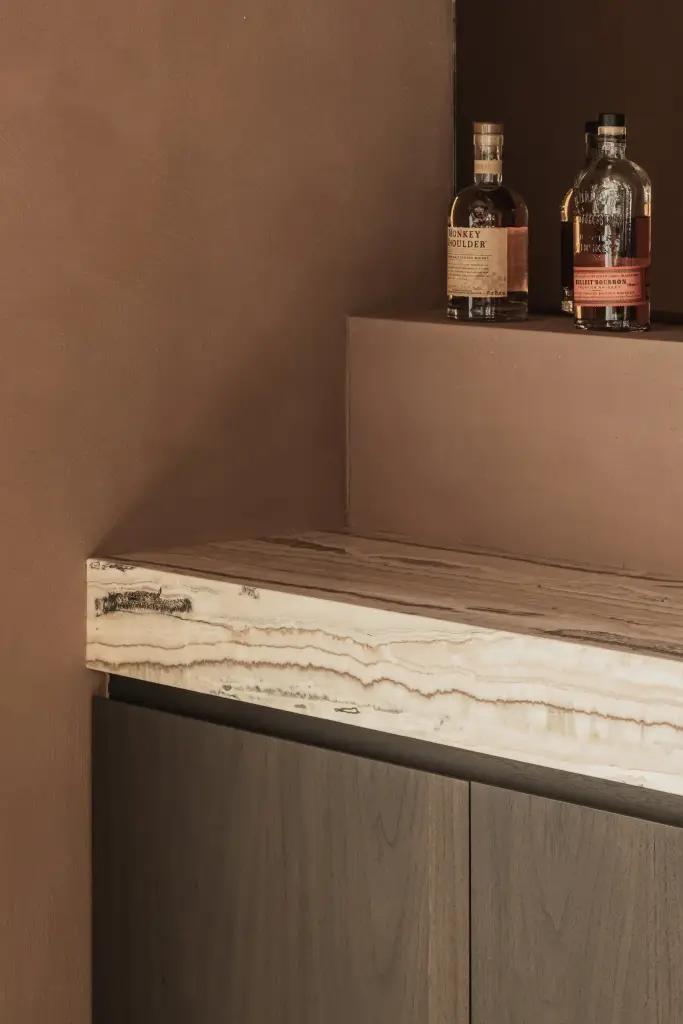 Onyx barblad met whiskyflessen, Herenhuis in Brugge, interieur Laura Calleeuw