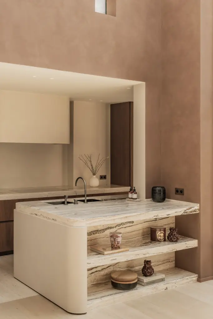 Keukeneiland in onyx met open nis en decoratieve kaarsen, Herenhuis in Brugge, interieur Laura Calleeuw