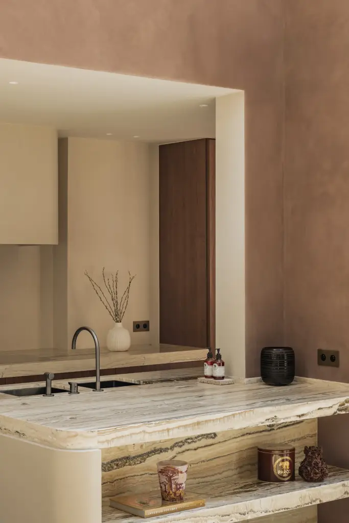 Keukeneiland in onyx met open nis en decoratieve kaarsen, Herenhuis in Brugge, interieur Laura Calleeuw