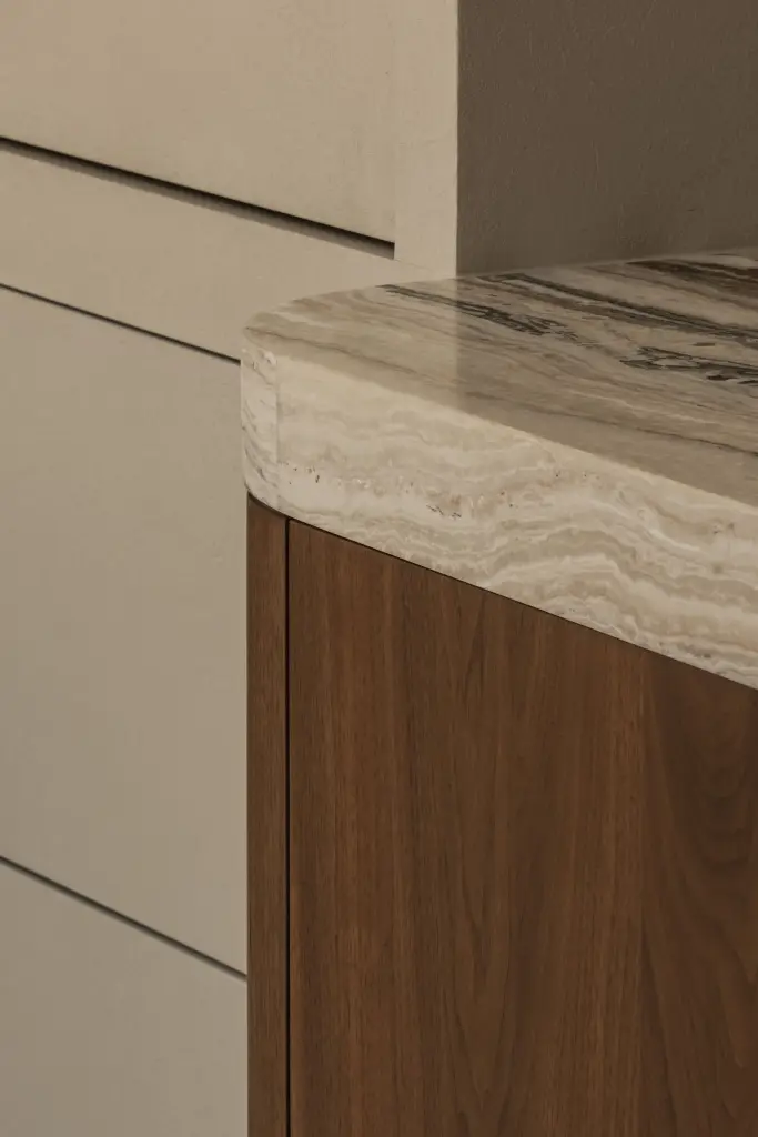 Afgeronde hoek van een werkblad in onyx op walnoten onderkast, Herenhuis in Brugge, interieur Laura Calleeuw