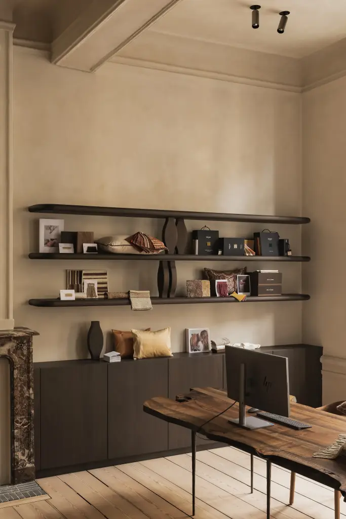Showroom met zwevende planken, werktafel en eikenhouten plankenvloer, Herenhuis in Brugge, interieur Laura Calleeuw