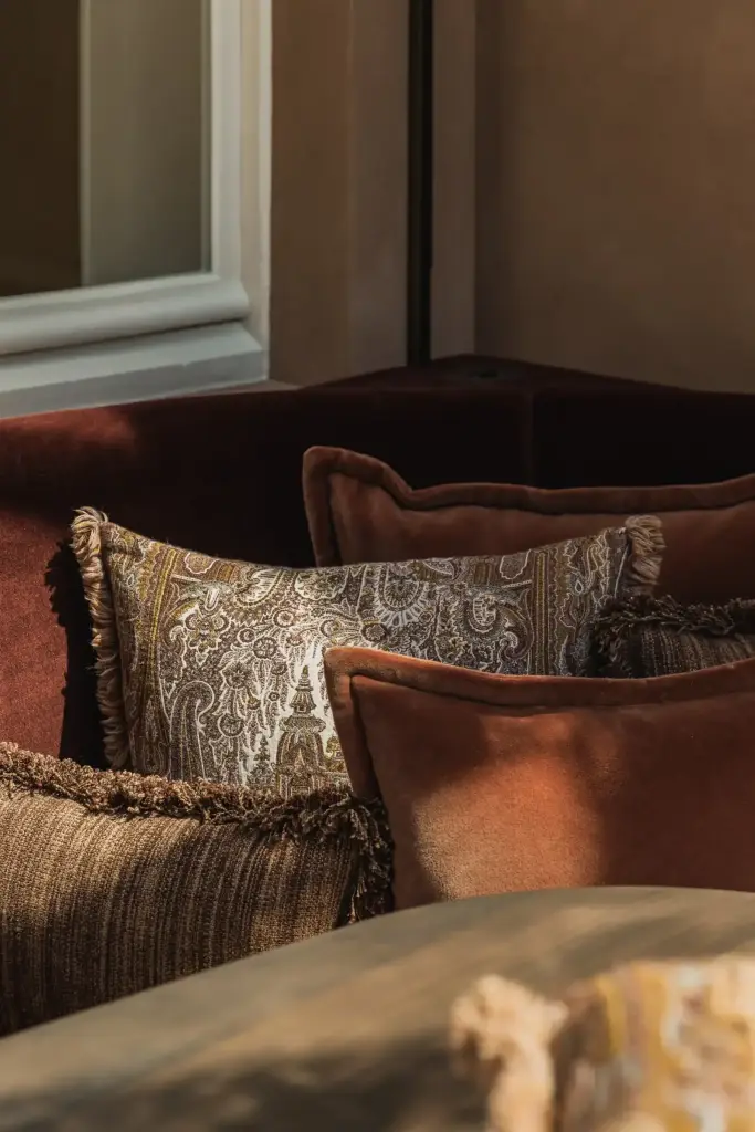Sierkussens in fluweel, paisley en gebreide stof, Herenhuis in Brugge, interieur Laura Calleeuw