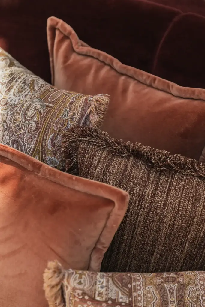 Sierkussens in fluweel, paisley en gebreide stof, Herenhuis in Brugge, interieur Laura Calleeuw