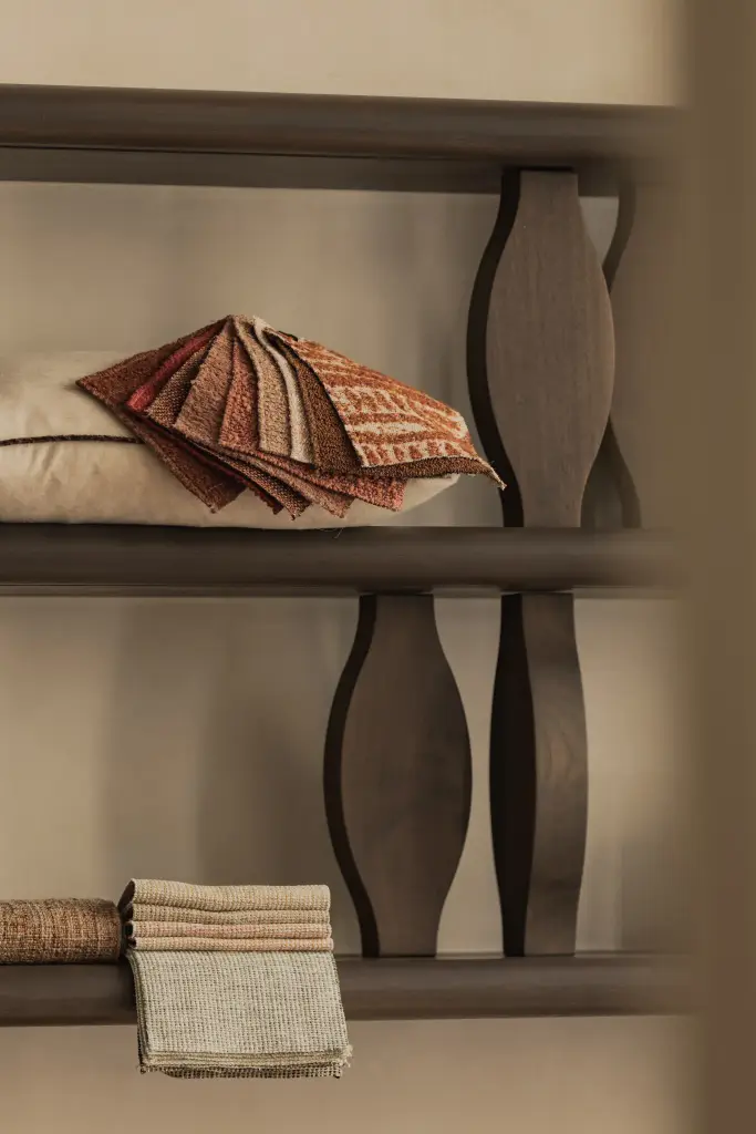 Open plank met sierlijke houten vazen en stalen, Herenhuis in Brugge, interieur Laura Calleeuw