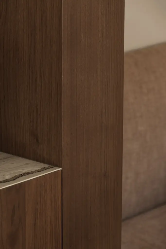 Walnoten kastdeur met houten handgreep, Herenhuis in Brugge, interieur Laura Calleeuw