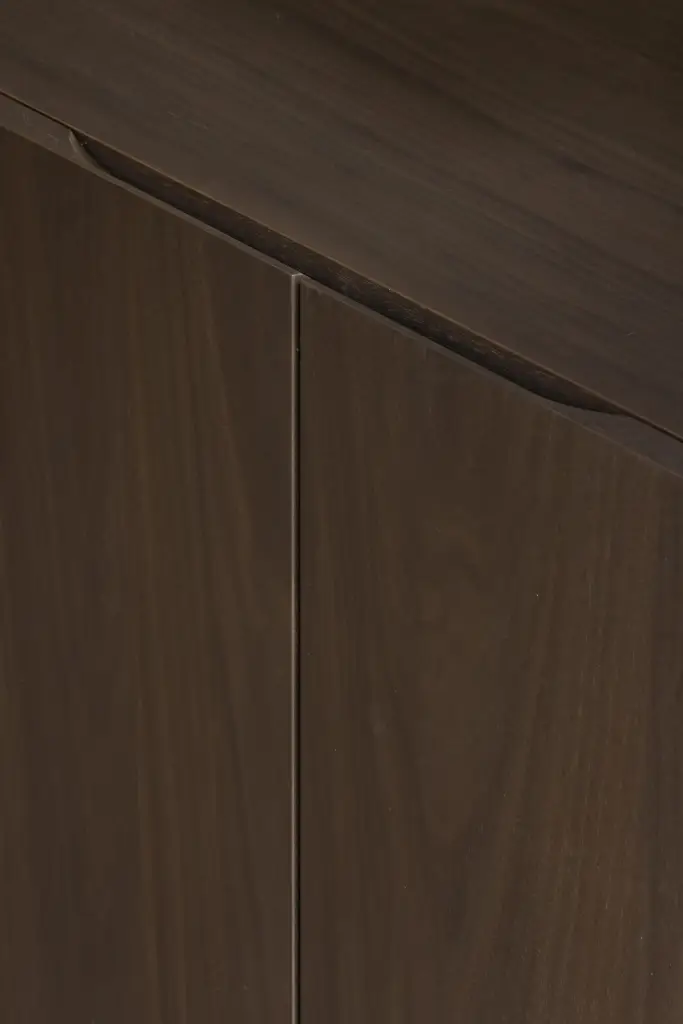 Detail van een walnoten kastfront met verdoken greep, Herenhuis in Brugge, interieur Laura Calleeuw