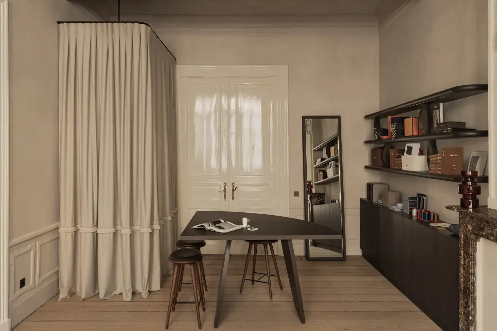 Werktafel met barkrukken, linnen gordijn en glanzende dubbele deur, Herenhuis in Brugge, interieur Laura Calleeuw