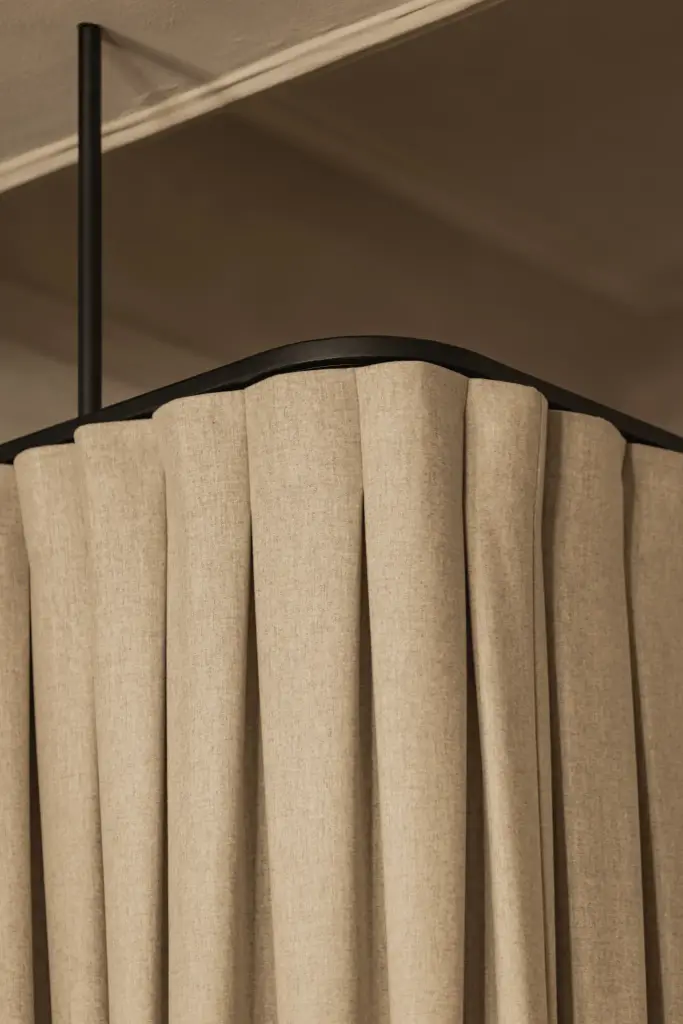 Werktafel met barkrukken, linnen gordijn en glanzende dubbele deur, Herenhuis in Brugge, interieur Laura Calleeuw