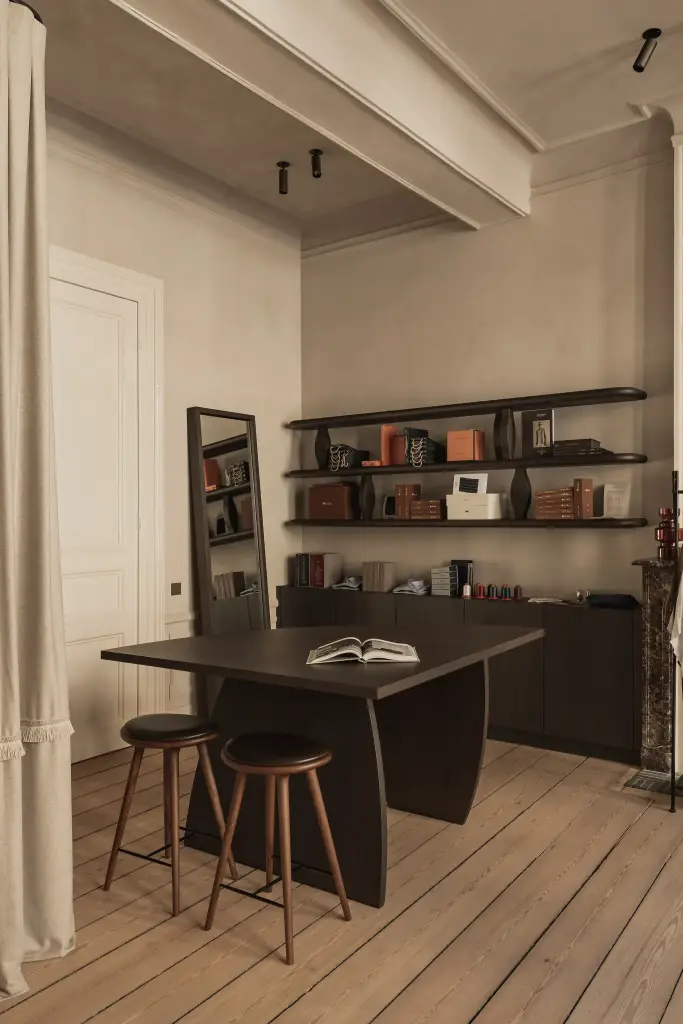 Werktafel met barkrukken, linnen gordijn en glanzende dubbele deur, Herenhuis in Brugge, interieur Laura Calleeuw
