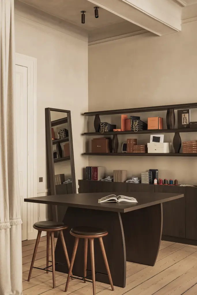 Werktafel met barkrukken, linnen gordijn en glanzende dubbele deur, Herenhuis in Brugge, interieur Laura Calleeuw