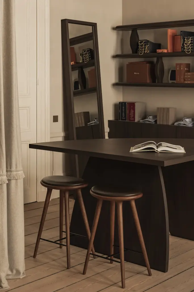 Werktafel met barkrukken, linnen gordijn en glanzende dubbele deur, Herenhuis in Brugge, interieur Laura Calleeuw