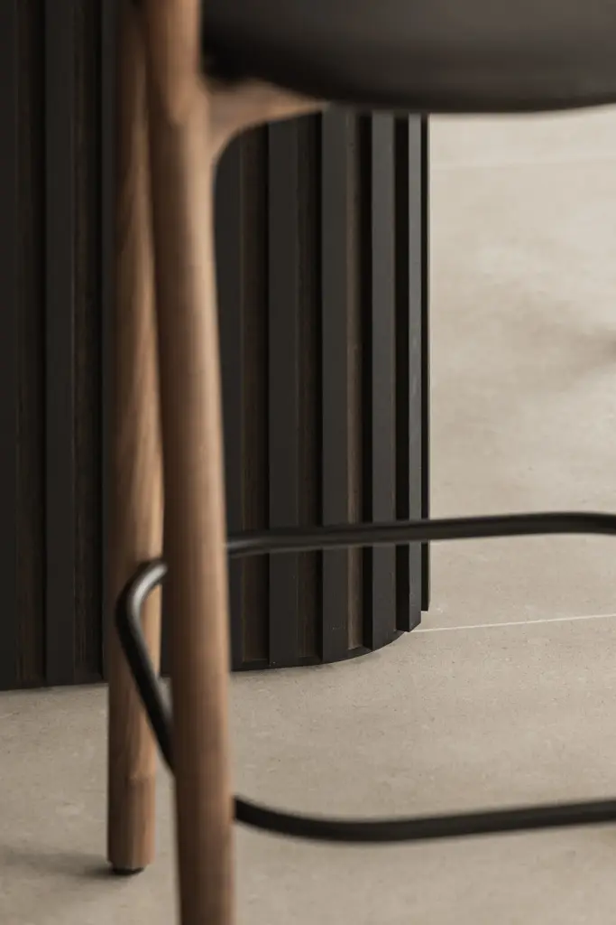 Houten poot van een barkruk voor een lamellenfront, Villa in Loppem, interieur Laura Calleeuw