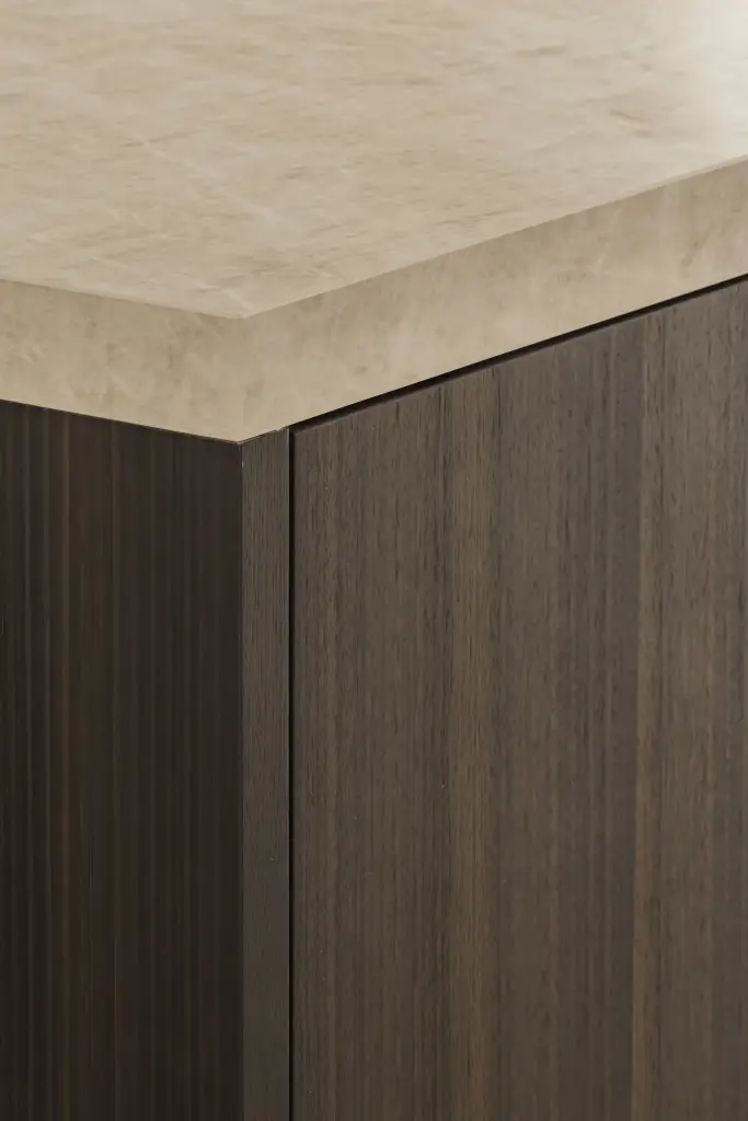 Hoek van donker eiken kastwerk onder een microcement plafond, Villa in Loppem, interieur Laura Calleeuw