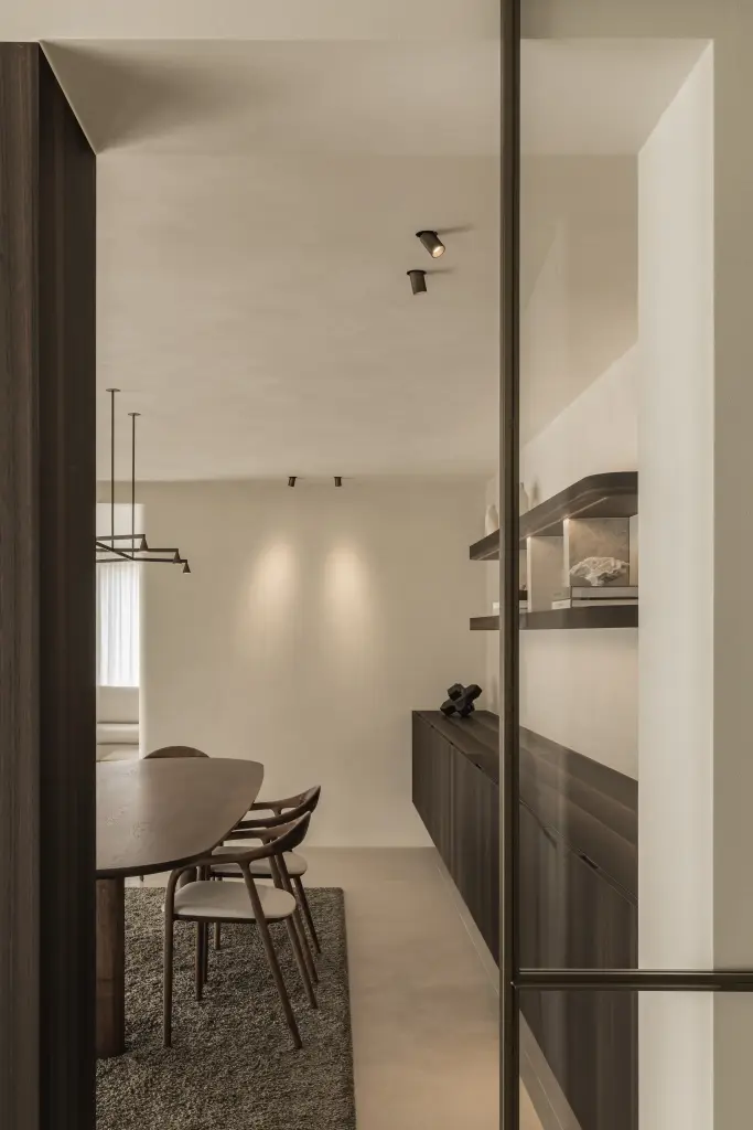 Doorkijk naar de eethoek langs een stalen glazen deur, Villa in Loppem, interieur Laura Calleeuw