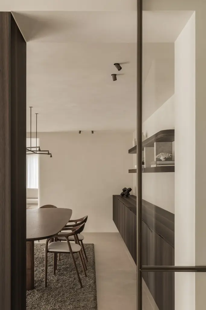 Doorkijk naar de eethoek langs een stalen glazen deur, Villa in Loppem, interieur Laura Calleeuw