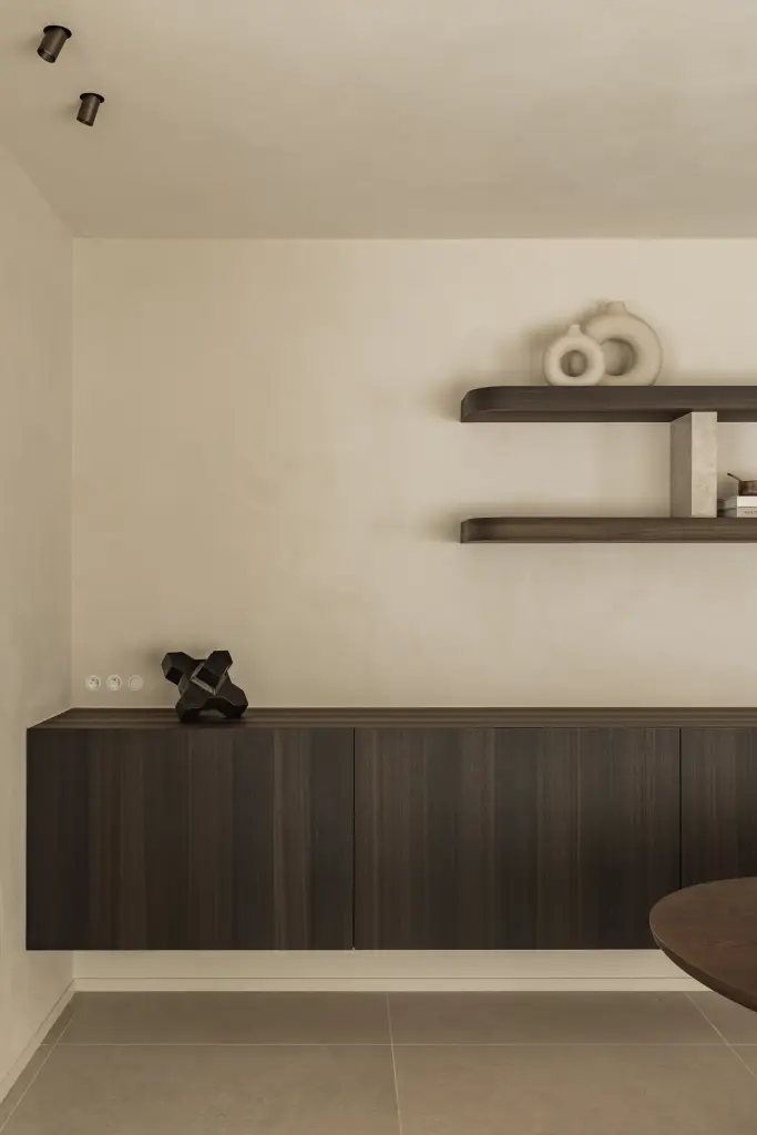 Zwevend dressoir in donker hout met decoratie en wandplank, Villa in Loppem, interieur Laura Calleeuw