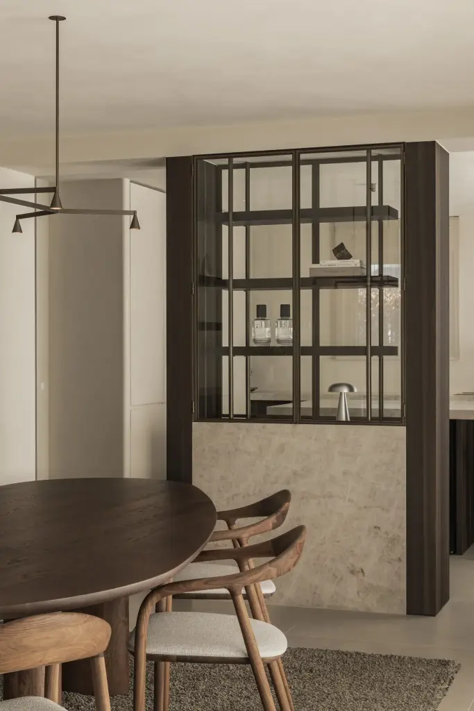 Eethoek met stalen vitrinekast op een natuurstenen sokkel, Villa in Loppem, interieur Laura Calleeuw