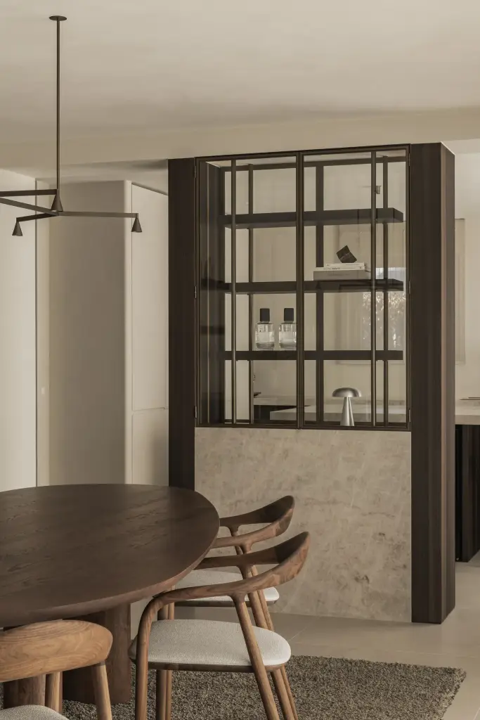 Eethoek met stalen vitrinekast op een natuurstenen sokkel, Villa in Loppem, interieur Laura Calleeuw