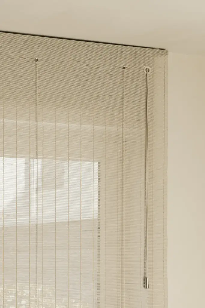 Detail van een geplooid rolgordijn, Villa in Loppem, interieur Laura Calleeuw