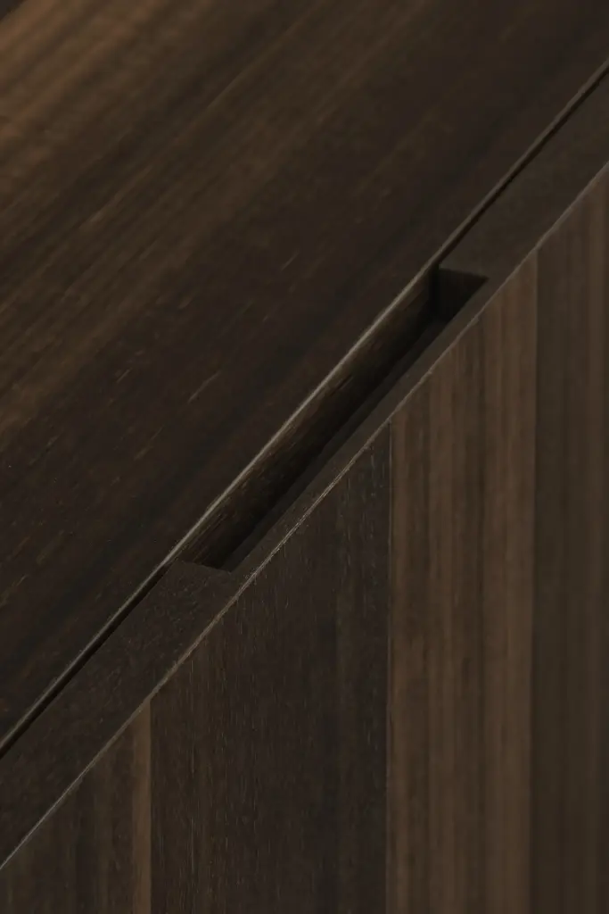 Detail van een kastfront in donker eiken met verdoken greep, Villa in Loppem, interieur Laura Calleeuw