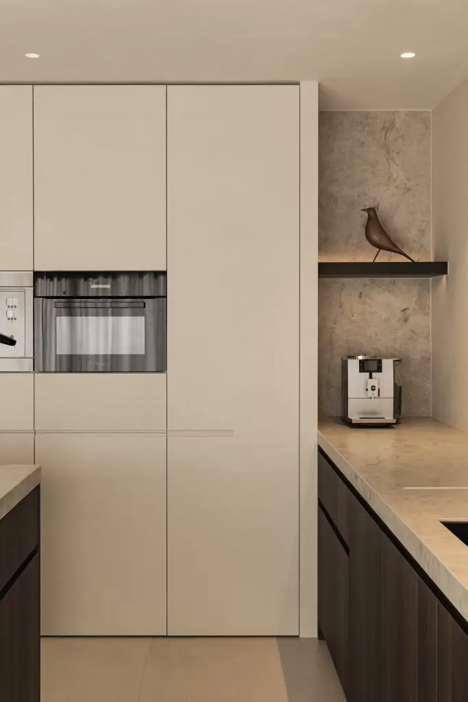 Hoge keukenkast met inbouwovens en koffiehoek, Villa in Loppem, interieur Laura Calleeuw