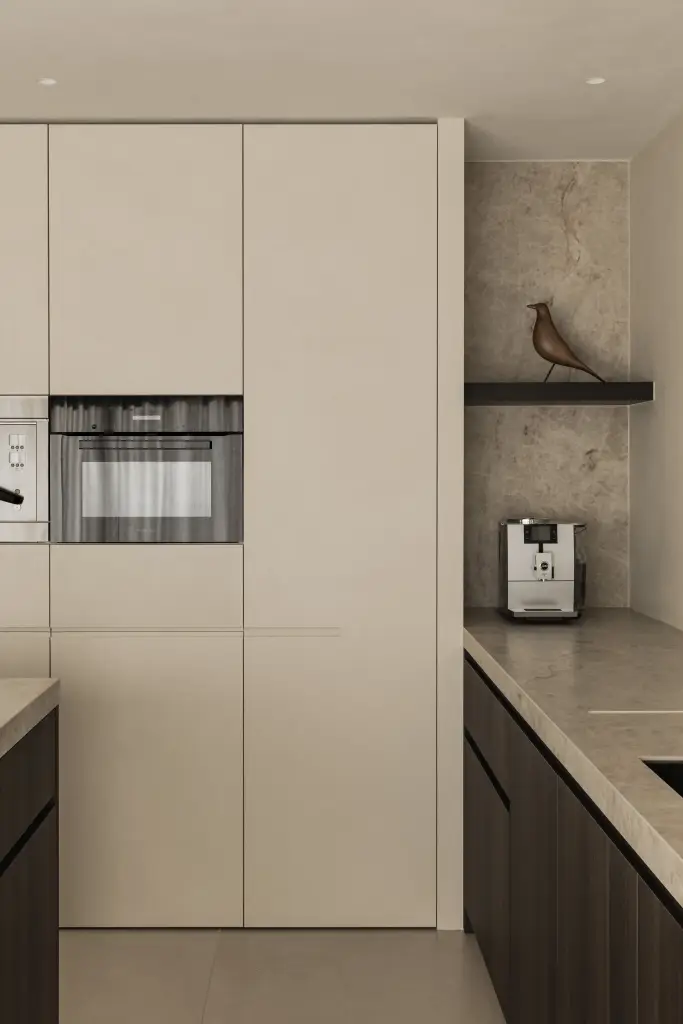 Hoge keukenkast met inbouwovens en koffiehoek, Villa in Loppem, interieur Laura Calleeuw