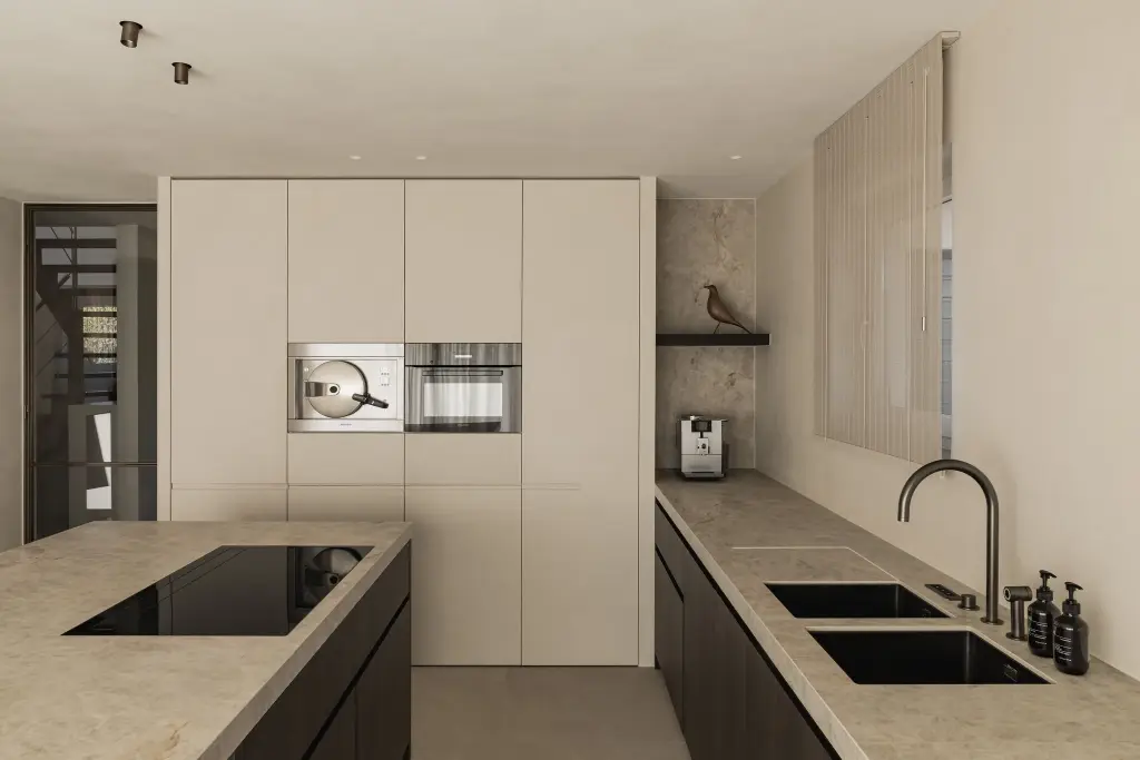 Keuken met kookeiland, dubbele spoelbak en hoge kastenwand met ovens, Villa in Loppem, interieur Laura Calleeuw