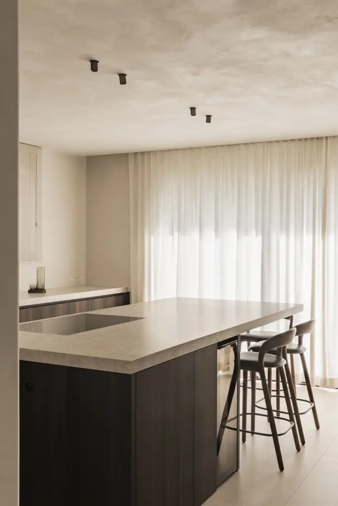 Keukeneiland met barkrukken voor lange linnen gordijnen, Villa in Loppem, interieur Laura Calleeuw
