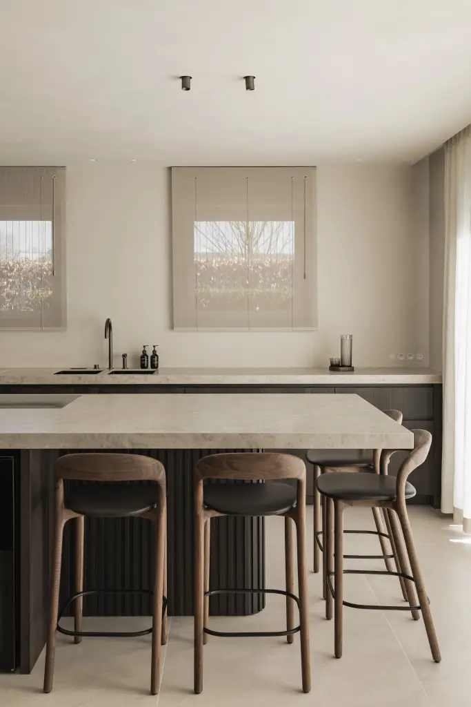 Keukeneiland met natuursteen blad en lamellenfront met houten barkrukken, Villa in Loppem, interieur Laura Calleeuw