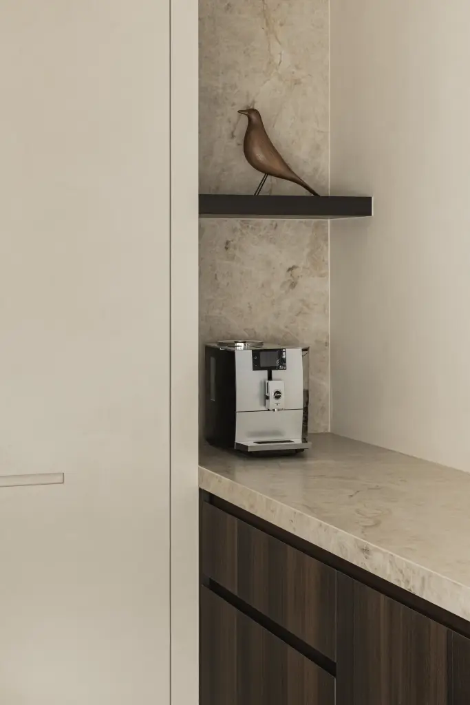 Koffiehoek met houten vogeltje op een plank voor natuursteen, Villa in Loppem, interieur Laura Calleeuw