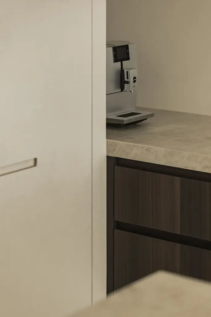 Koffiemachine op het werkblad naast een hoge kast, Villa in Loppem, interieur Laura Calleeuw