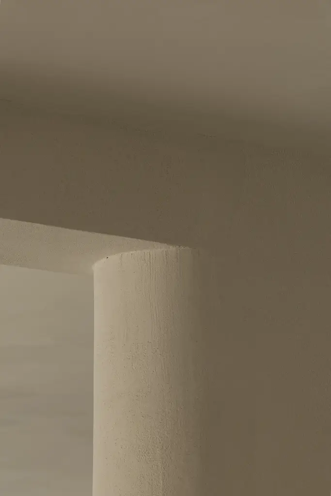 Hoek van een microcement wand met zachte schaduw, Villa in Loppem, interieur Laura Calleeuw