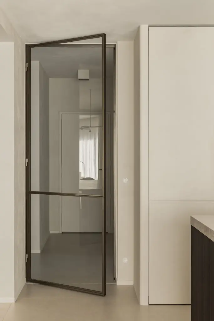 Stalen deur met glas en doorkijk naar de gang, Villa in Loppem, interieur Laura Calleeuw