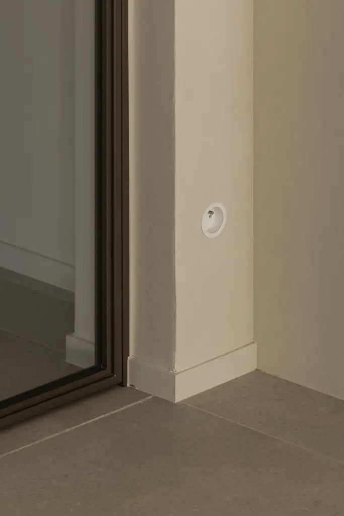 Detail van een stalen deurkader met glas en stopcontact, Villa in Loppem, interieur Laura Calleeuw
